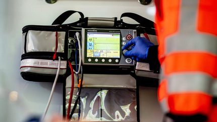 Focus on the essentials in an emergency Paramedic adjusts MEDUCORE Standard² during patient monitoring